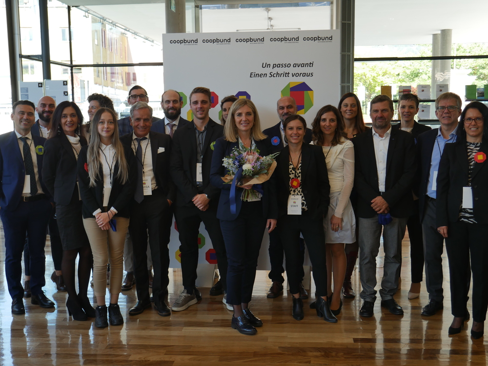 22.10.2021 Das Team von Coopbund Alto Adige Südtirol am Tag, an dem Monica Devilli zur Präsidentin des Verbandes der Südtiroler Genossenschaften gewählt wurde.