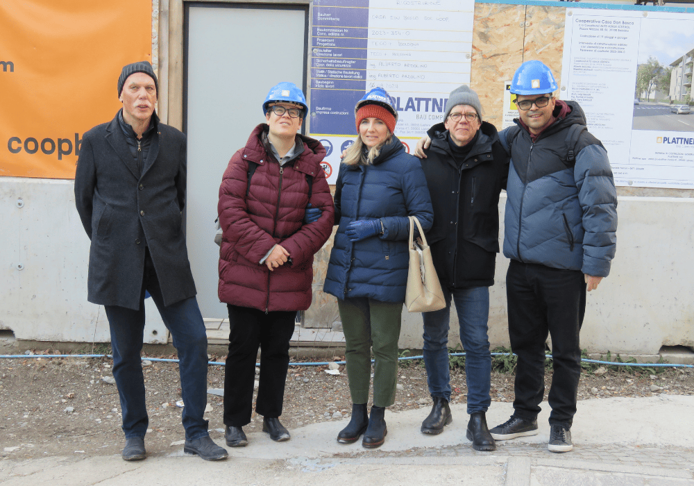 Claudio Pizzato, Monica Devilli e Alberto Bocchio con due soci della cooperativa Casa Don Bosco